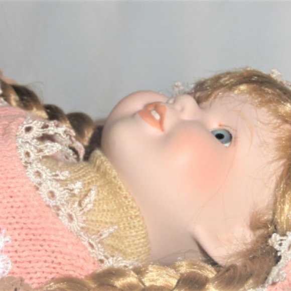 Venessa DOLL COLLECTION Collectors DREAM Series w/ Certificate Ceramic Doll - Picture 3 of 9